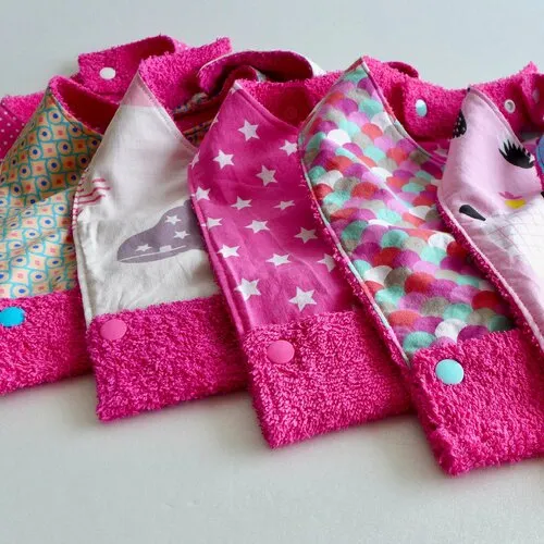 Bavoir bébé écailles rose blanc bleu tout doux pratique avec son récupérateur réservoir à miettes