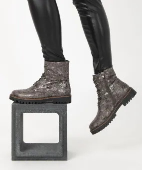 Boots lacées à semelle crantée et reflets brillants femme gris