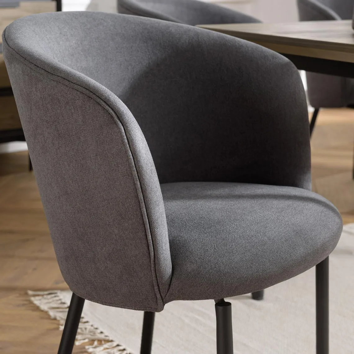 Chaise en velours gris anthracite pieds métal noir ALMA | 3 Suisses