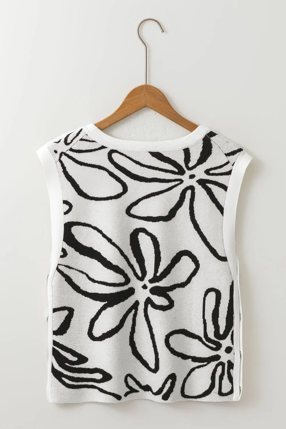 Haut tricoté à fleurs blanc sans manches boutonné sur les ctés