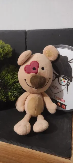 Ours peluche marron et rouge BioDours coeur Vertbaudet credit agricole Vendée - Vertbaudet | Beebs