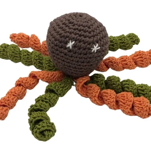 Pieuvre marron, orange et verte au crochet pour nouveau-né