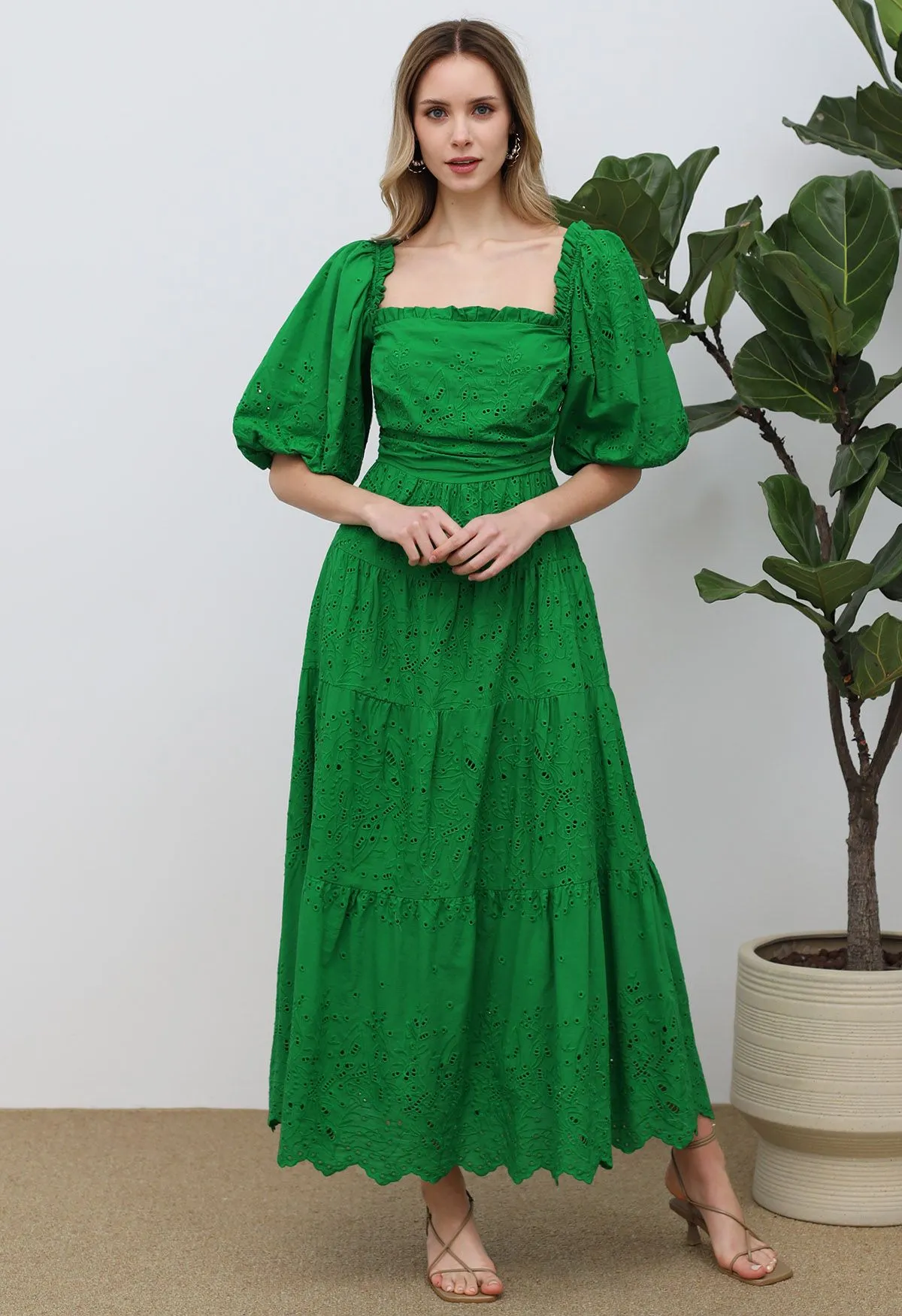 Robe longue brodée à œillets et manches bulles