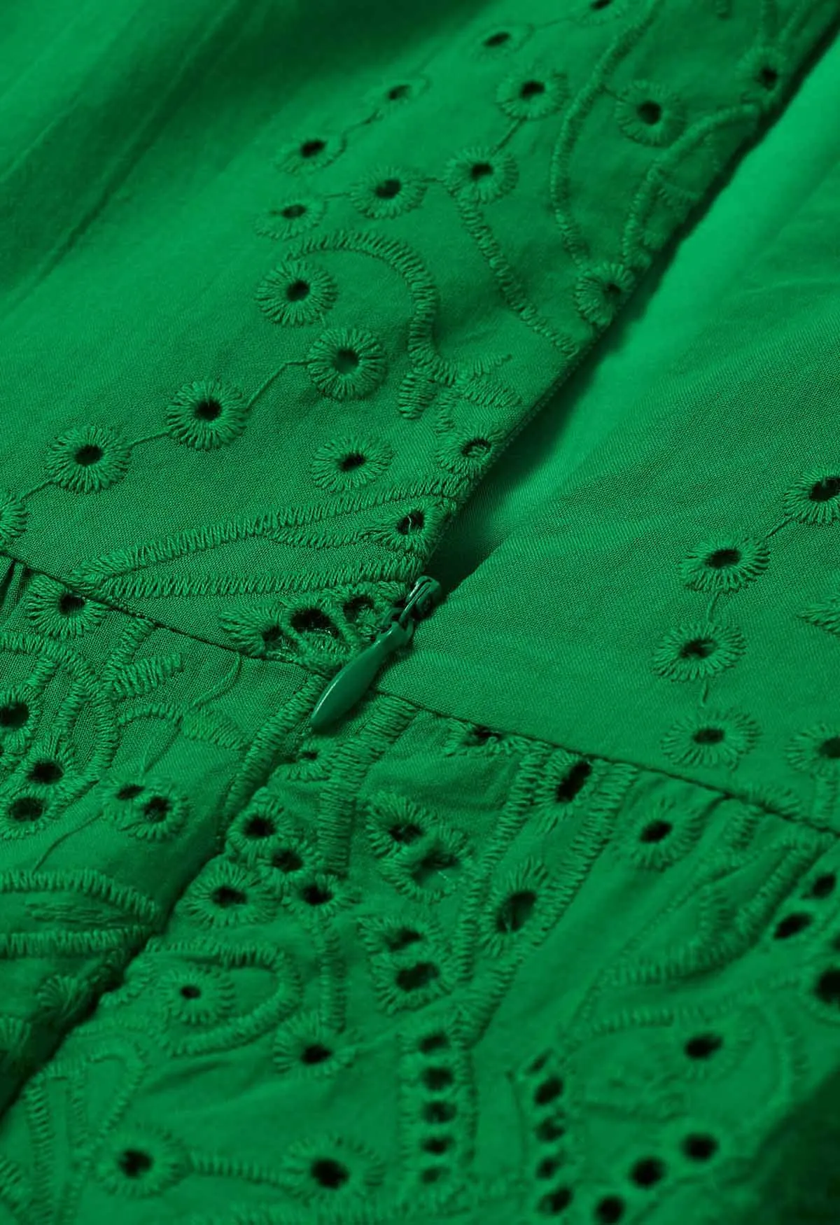Robe longue brodée à œillets et manches bulles