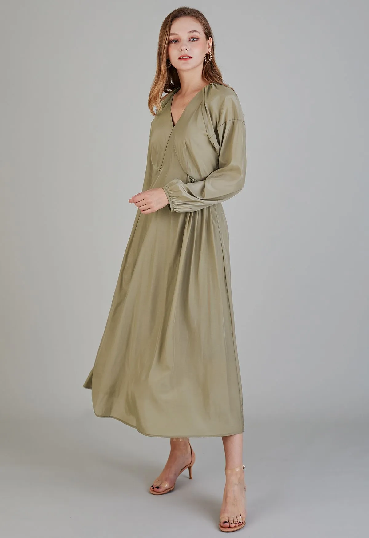 Robe mi-longue à col en V et taille latérale en kaki